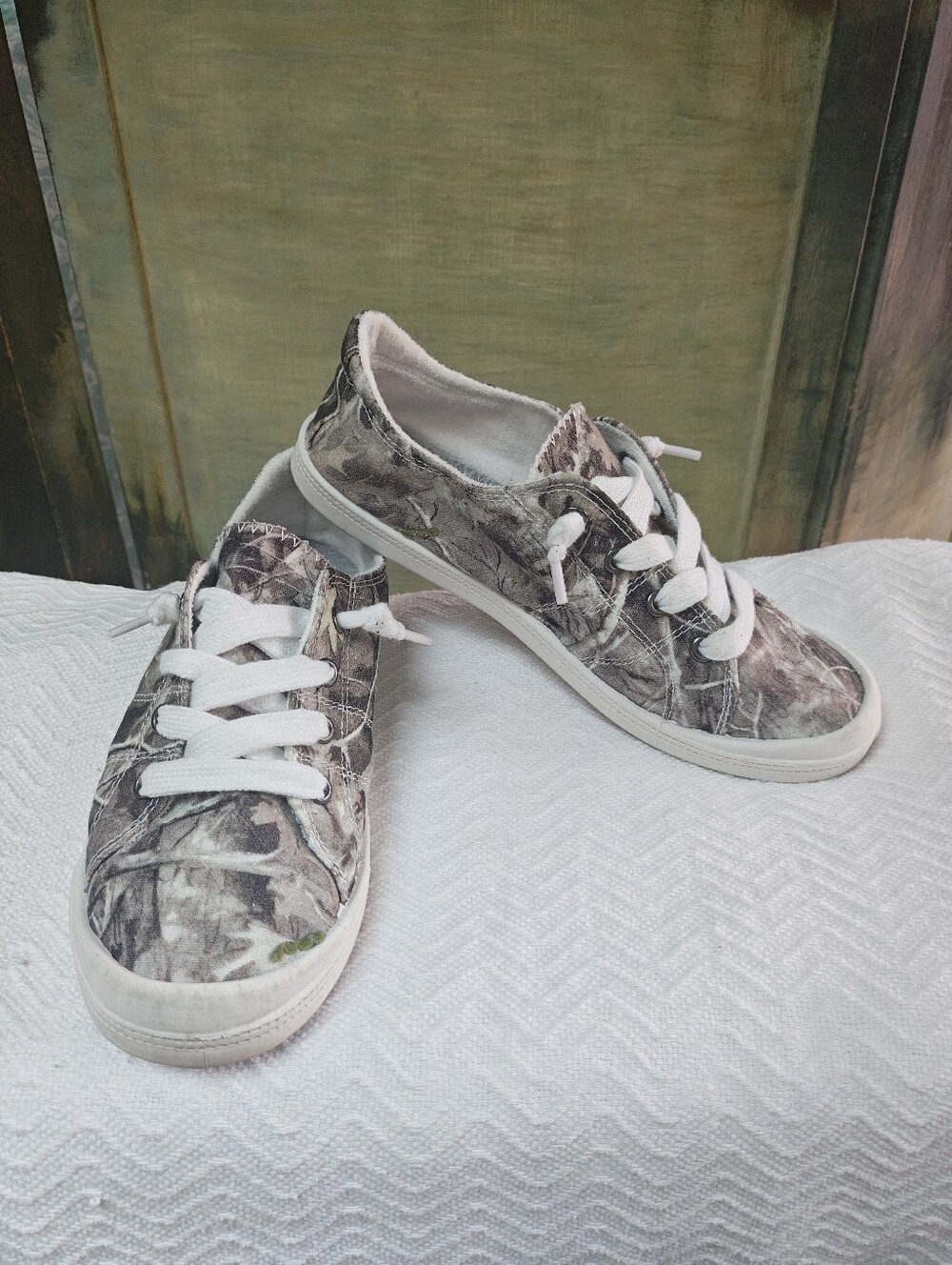 Jellypop White And Camo Casual Sneakers Size 8
